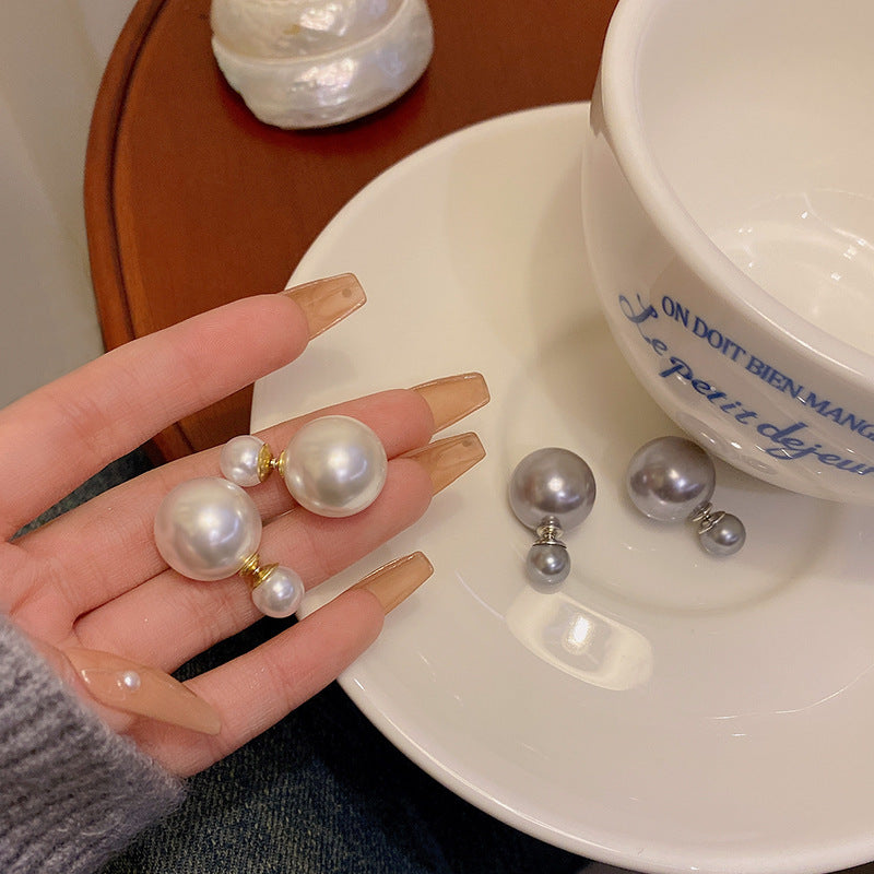 A pair of pearl and silver needle earrings for women in Europe and America, with a niche, simple, versatile style. The earrings