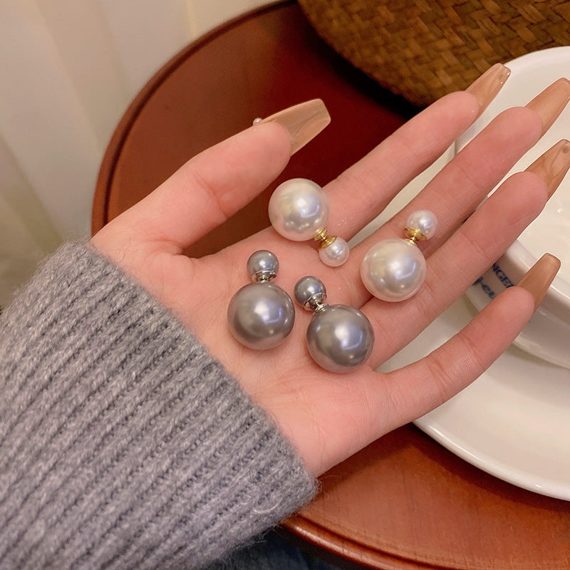 A pair of pearl and silver needle earrings for women in Europe and America, with a niche, simple, versatile style. The earrings